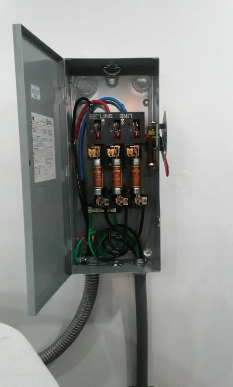 Three-phase disconnect switch installed for Smoke Detector Installation in Valley Grande
